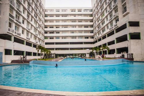 a large swimming pool in the middle of a building at PH ocean view, Playa corona in La Chumicosa