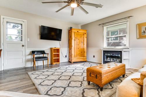 TV a/nebo společenská místnost v ubytování 2 Mi to Purdue Modern Home in West Lafayette