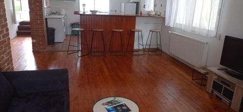 - un salon doté de parquet et de tabourets de bar dans l'établissement 80 M2 Independant 4 5 ou 6 personnes direct gare ou aeroport Jardin Piscine, à Toulouse