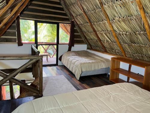 Huay PixにあるXanthus Hotelの屋根裏にあるベッドが2つある寝室