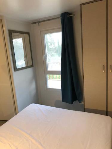 une chambre avec un lit blanc et une fenêtre dans l'établissement La Grangeneuve côté piscine, à Marclopt