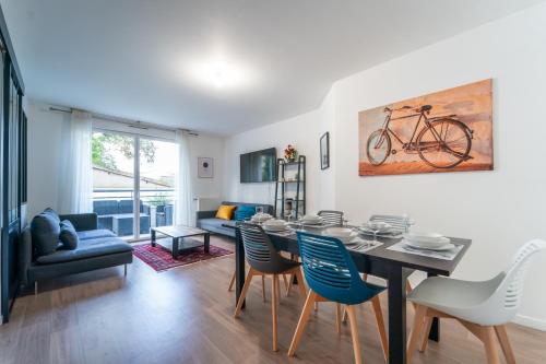 - un salon avec une table à manger et un vélo sur le mur dans l'établissement Le Arty - 20 min de Paris et Orly, à Vitry-sur-Seine