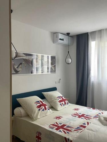 Giường trong phòng chung tại Bel appartement de 4 pieces à Addoha Locodjro