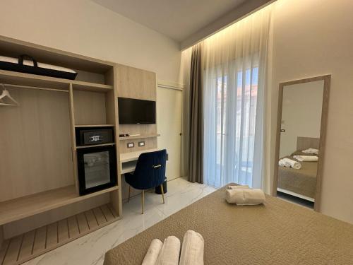a large living room with a bed and a mirror at Sea Garden City in Termoli