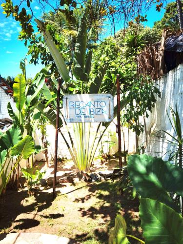 a sign for a resort called pendulum garden at Recanto de Ibiza in Pipa