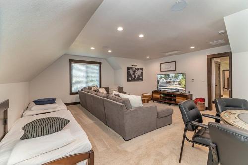 a living room with a couch and a television at Smore Days Plz in Cle Elum