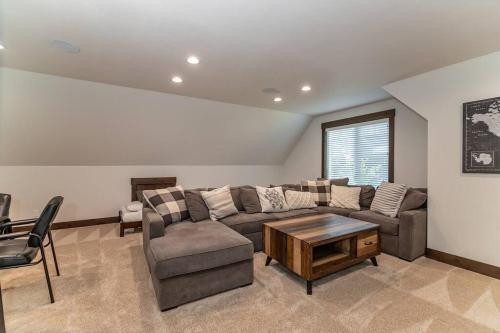 a living room with a couch and a table at Smore Days Plz in Cle Elum