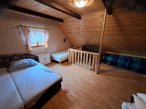 Postel nebo postele na pokoji v ubytování Chata U Devíti draků