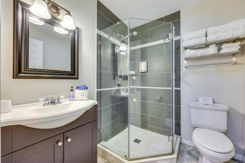 een badkamer met douche, wastafel en toilet bij Walk to Nights of Lights Dtwn St Augustine Stay in St. Augustine