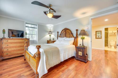 een slaapkamer met een groot bed en een plafondventilator bij Walk to Nights of Lights Dtwn St Augustine Stay in St. Augustine