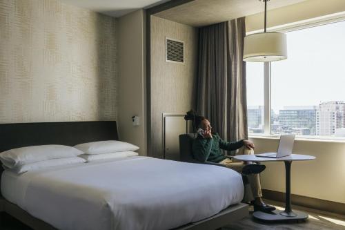 Postel nebo postele na pokoji v ubytování Seattle Marriott Bellevue