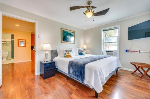 Ένα ή περισσότερα κρεβάτια σε δωμάτιο στο Pet-Friendly Apartment in Downtown St Augustine!