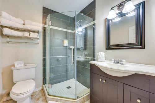 Ένα μπάνιο στο Pet-Friendly Apartment in Downtown St Augustine!