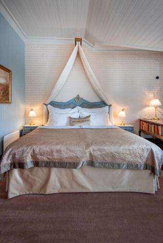 a bedroom with a large bed with a canopy at Jervell Gjestehus rom 2 in Ålesund