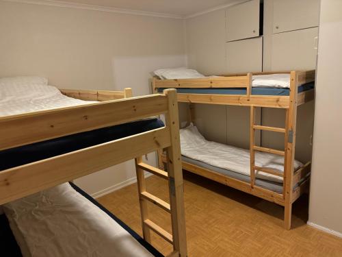 Ένα ή περισσότερα κρεβάτια σε δωμάτιο στο Kyst Apartment
