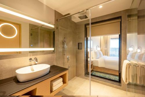 Koupelna v ubytování Radisson Resort Hatgad Saputara