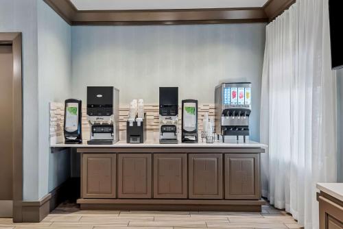 a coffee shop with machines on a counter at Best Western Seaway Inn in Gulfport