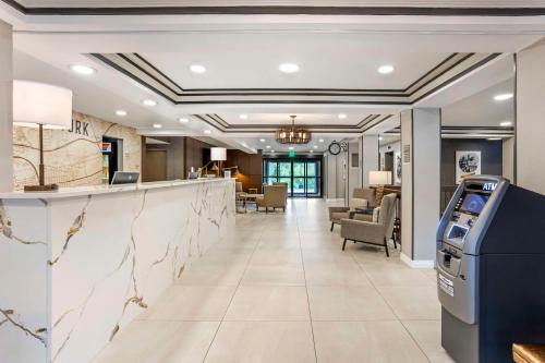 Лобби или стойка регистрации в Best Western Plus Heritage Rail Inn & Suites