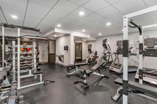 Фитнес-центр и/или тренажеры в Best Western Plus Heritage Rail Inn & Suites