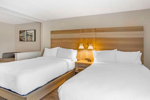 Кровать или кровати в номере Best Western Plus Heritage Rail Inn & Suites