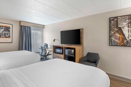 Телевизор и/или развлекательный центр в Best Western Plus Heritage Rail Inn & Suites