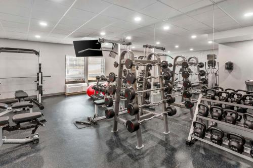 Фитнес-центр и/или тренажеры в Best Western Plus Heritage Rail Inn & Suites