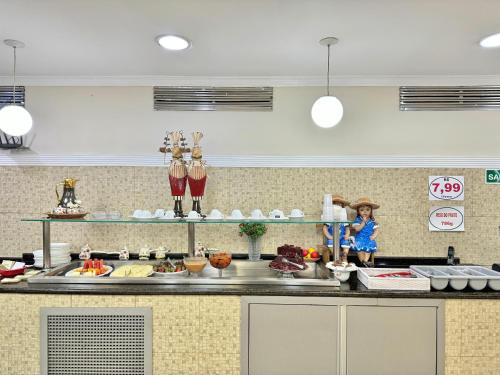 uma cozinha com um balcão com comida em Flat próximo Av. Paulista Completo c/ Estacionamento e Limpeza em São Paulo