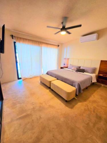 una camera da letto con un letto e un ventilatore a soffitto di Casa Josefa 1750 a La Paz
