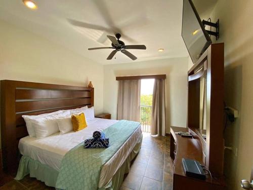 a bedroom with a bed with a ceiling fan at Casa Escondida in Isla Mujeres