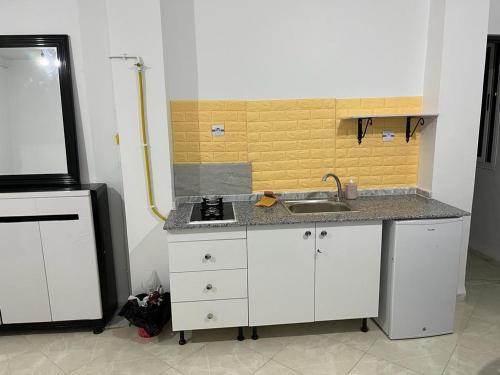 una cucina con un lavello e un piano di lavoro di Studio Mohamed a Sétif