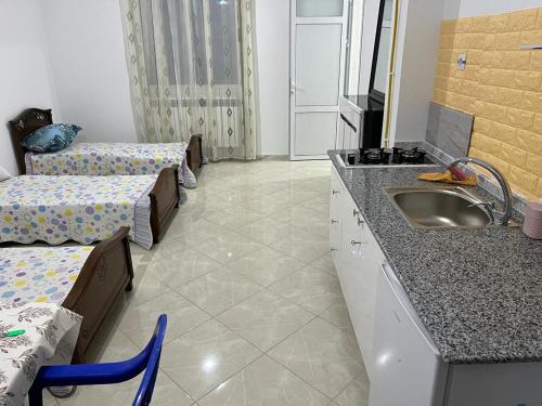 una cucina con lavello e due letti singoli di Studio Mohamed a Sétif