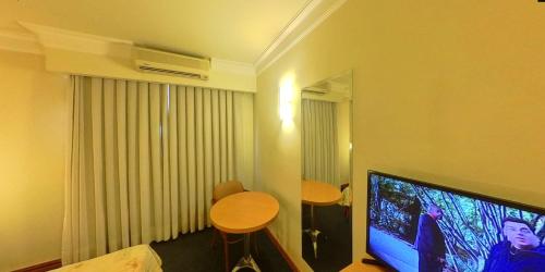 Televisyen dan/atau pusat hiburan di Itatiaia Hotel Passo Fundo