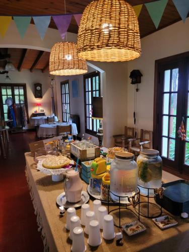 una mesa con comida en una habitación en La Perdida Casa de Campo, en San Antonio de Areco