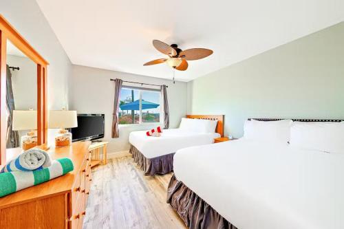 a bedroom with two beds and a window at Newport Beach Condo with Patio Perfect Location on the Boardwalk in Newport Beach