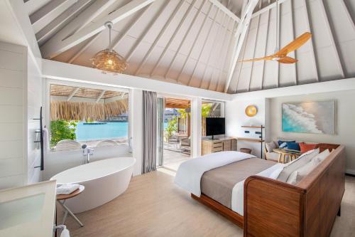 Postel nebo postele na pokoji v ubytování Westin Bora Bora Resort & Spa