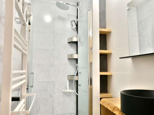 une salle de bain avec douche et lavabo dans l'établissement Confortable appart 6-8 pers au pied des pistes, centre Chinaillon - FR-1-467-131, au Grand-Bornand