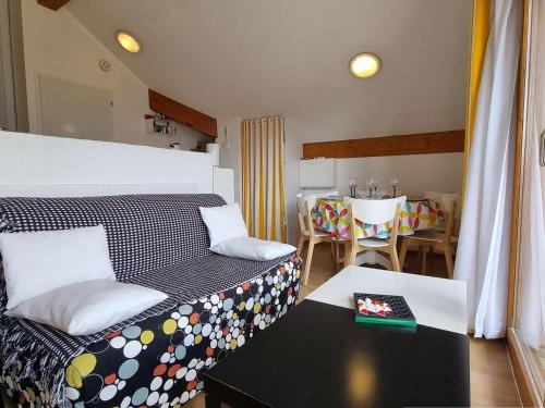 une chambre avec un lit et une table et une salle à manger dans l'établissement Appartement 4 pers à 250m des pistes avec Parking et Balcon - FR-1-525-290, à Superdevoluy