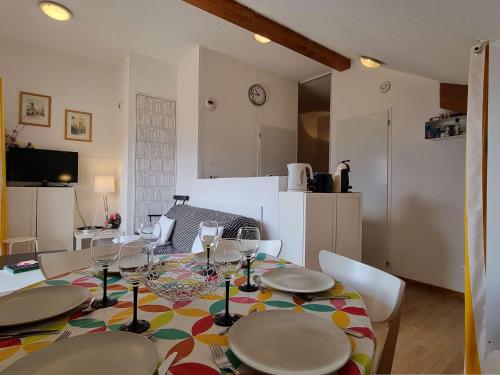 une salle à manger avec une table et des verres à vin dans l'établissement Appartement 4 pers à 250m des pistes avec Parking et Balcon - FR-1-525-290, à Superdevoluy