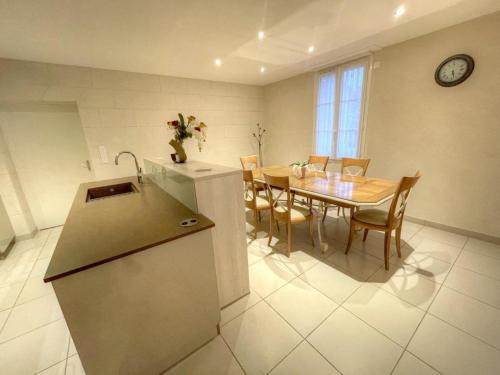 a kitchen and dining room with a table and chairs at Gîte élégant avec climatisation, jardin et Wi-Fi près des Châteaux et Zoo de Beauval - FR-1-491-453 in Thésée