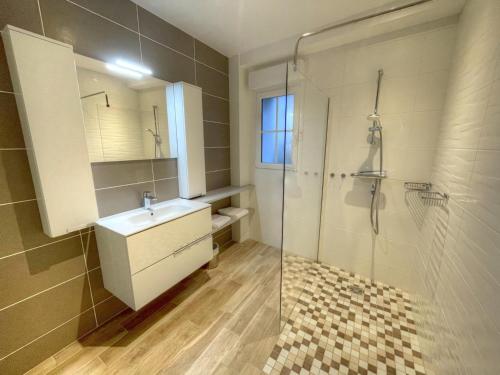 a bathroom with a shower and a sink and a toilet at Gîte élégant avec climatisation, jardin et Wi-Fi près des Châteaux et Zoo de Beauval - FR-1-491-453 in Thésée