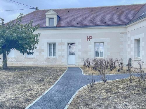 a house with a driveway in front of it at Gîte élégant avec climatisation, jardin et Wi-Fi près des Châteaux et Zoo de Beauval - FR-1-491-453 in Thésée