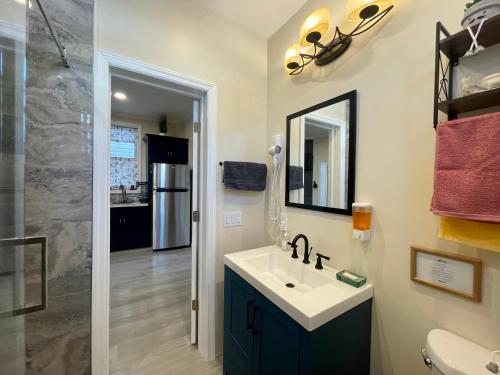 Un baño de New York City Private Bedroom Near Free Ferry Boat!