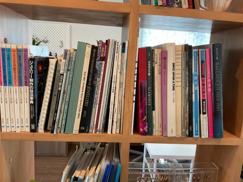 a book shelf filled with lots of books at かなわアパートメントステイ201 in Tsuruga