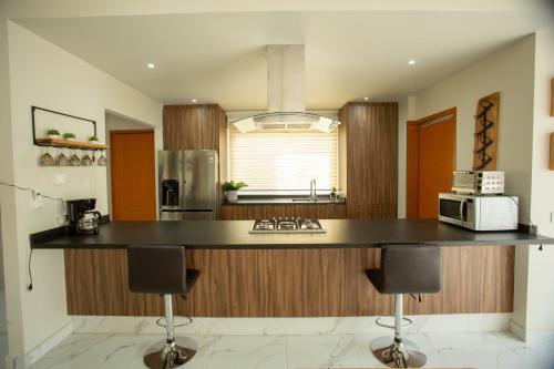 a kitchen with a counter top and a microwave at Centrico departamento de 3 habitaciones in Guadalajara