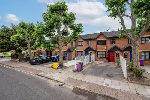 an empty parking lot in front of a brick building at Comfortable New Refurbished Bedroom in London