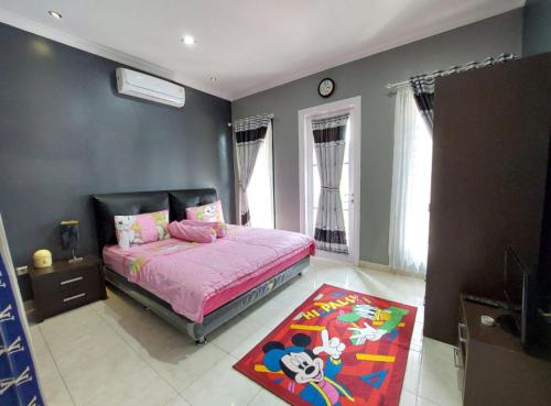 Ένα ή περισσότερα κρεβάτια σε δωμάτιο στο Villa puncak bogor at kota bunga with privat pool