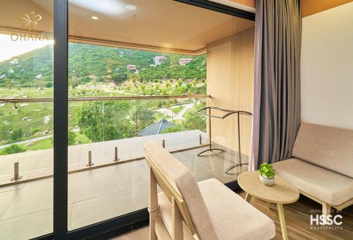 a room with a table and a chair and a window at Ohana Village in Phương Phi