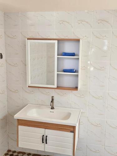 un baño con lavabo y espejo en Bluecoral Bungalows, en Gili Meno