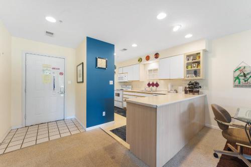 Η κουζίνα ή μικρή κουζίνα στο Take A Holiday Condo