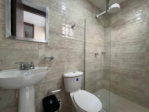 a bathroom with a toilet and a sink and a shower at Hermosa casa en excelente ubicación in Barranquilla